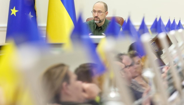 UE otwiera specjalne korytarze dla dostaw paliw na Ukrainę - Szmyhal