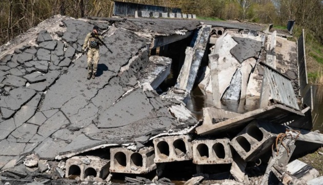 Зеленський показав світлини руйнувань в Україні: Відновлення має стати історичним прикладом