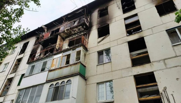 У Сєверодонецьку через обстріли палали будинки, четверо загиблих