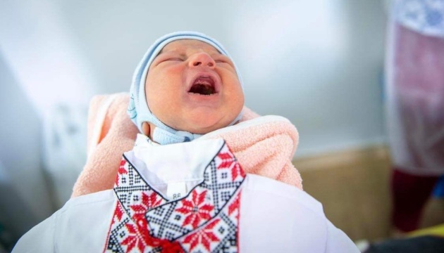 МОЗ подарувало вишиванки українським немовлятам у прифронтових регіонах