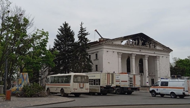 Theater-Bombardierung in Maruipol: Leichen mit Lkws abtransportiert, um Verbrechen zu verschleiern