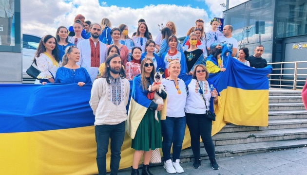 MFA: Hundreds of people around globe put on vyshyvankas to support Ukraine 