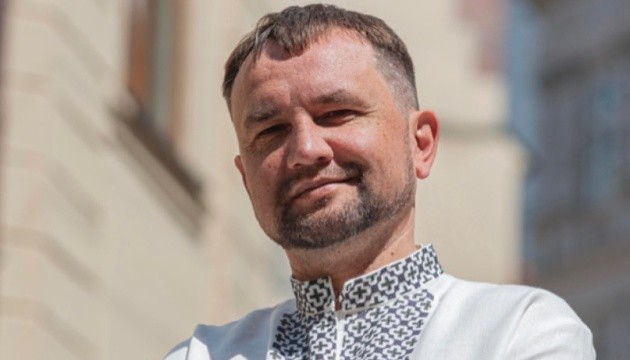 У Чернівцях показали копію вишитої сорочки Степана Бандери