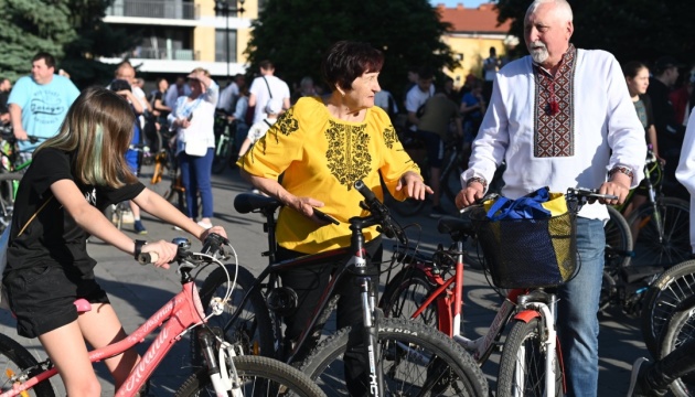 В Ужгороді пройшов традиційний велозаїзд Big City Ride, зібрані кошти передали на ЗСУ