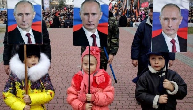 путін «впав у дитинство»: дайджест російської пропаганди за 19 травня