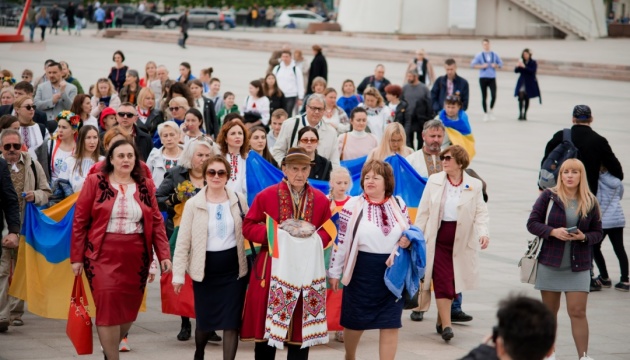 У Вільнюсі у День вишиванки українці провели ходу до пам’ятника Шевченку