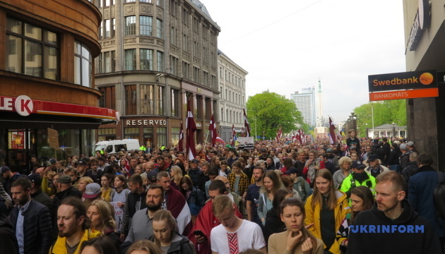 Шествие за освобождение от советского наследия собрало в Риге тысячи людей 