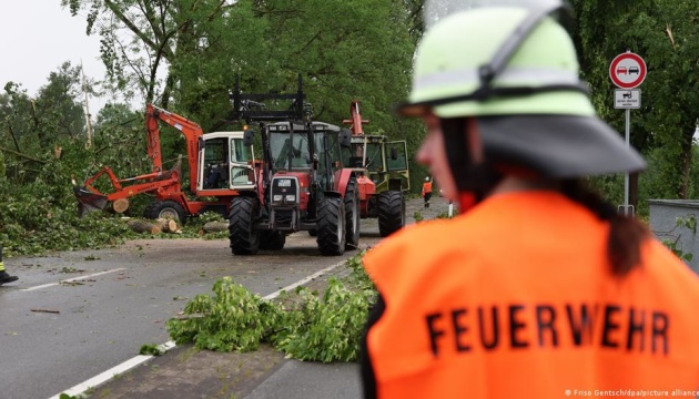 Торнадо наробив лиха на півночі Німеччини: понад 40 поранених, ще 100 опинились у пастці