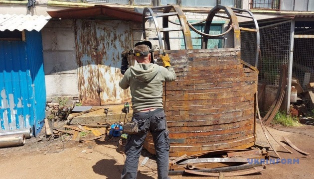 Запорожские волонтеры создают 3-тонный бронежилет