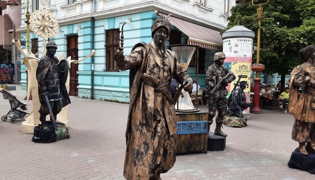 У Франківську показали перформанс «Живих скульптур», присвячений українським воїнам