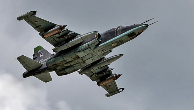 Soldaten der Luftlandebrigade schossen russisches Kampfflugzeug Suchoi Su-25 ab