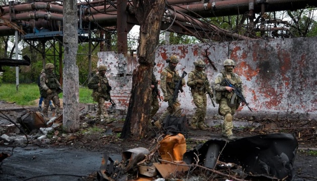 У Маріуполі загарбники будують новий «живий щит» з модульних будинків