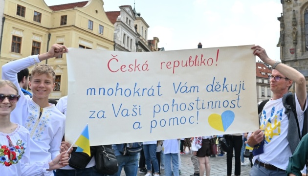 Українці провели парад вишиванок у Празі на знак подяки Чехії за допомогу