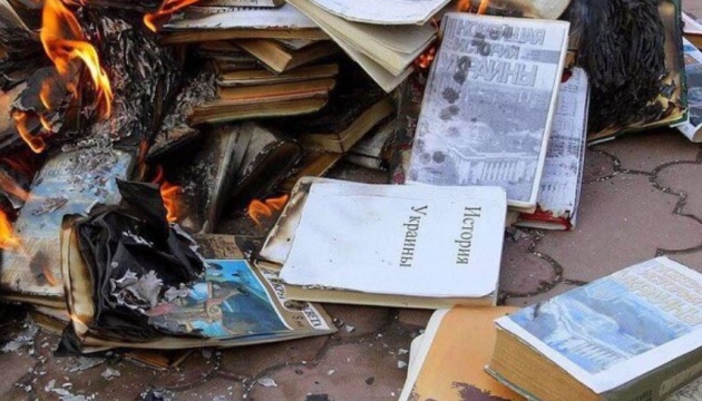 Це не «денацифікація»: посол Британії показала спалені росіянами книжки з історії України