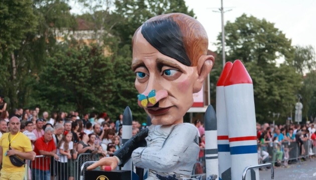 На карнавалі у Болгарії путіна «одягли» у гамівну сорочку