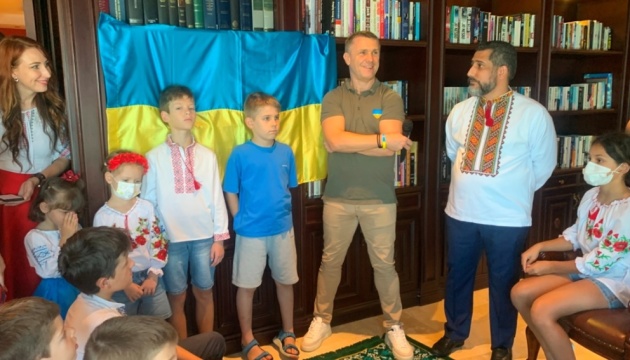 Відомий футболіст і тренер зустрівся з учнями українських шкіл в ОАЕ