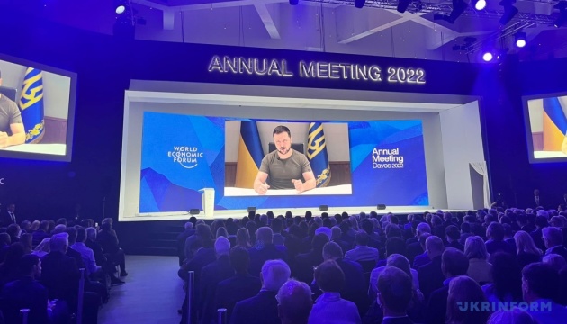 À Davos, Volodymyr Zelensky réclame d’avantage d’armes et de sanctions contre la Russie 