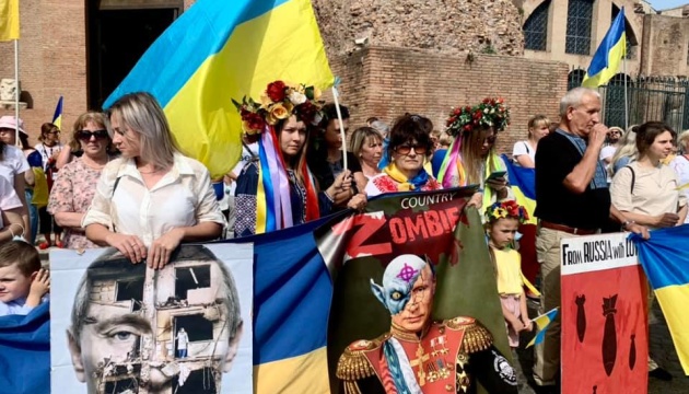 У Римі українці провели маніфестацію у вишиванках