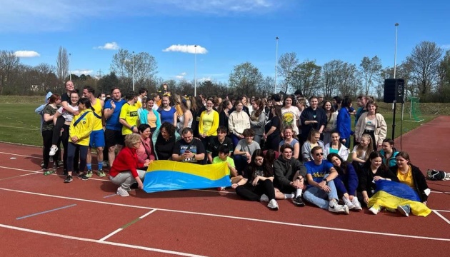 У Відні учні католицької школи влаштували забіг на підтримку України