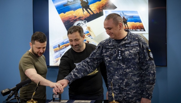 Зеленський погасив поштову марку «Русскій воєнний корабль… ВСЬО!»