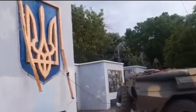 В Херсоне захватчики сорвали Герб Украины с монумента на Аллее Героев