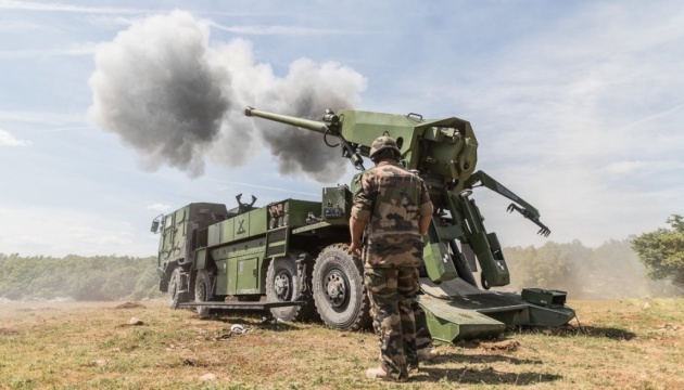 Украинские военные уничтожают захватчиков снарядами с надписями 