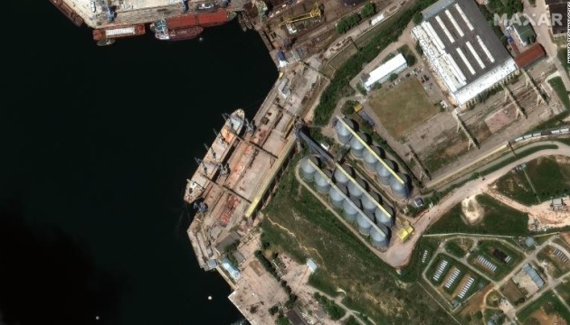 Des images satellites montrent des navires russes chargés de céréales ukrainiennes en Crimée