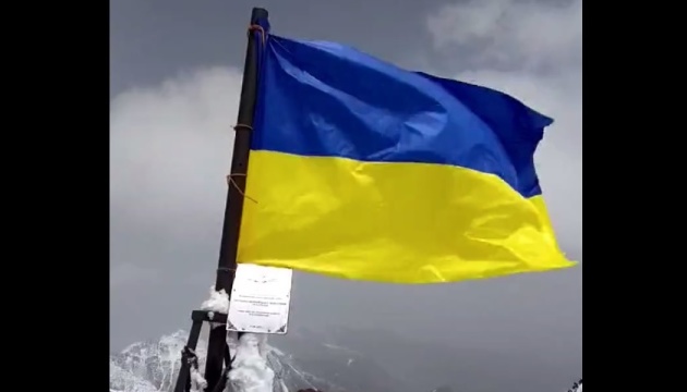 На Піку путіна у горах Киргизстану підняли прапор України