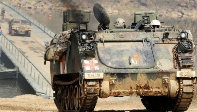 Lituania envía 20 vehículos blindados de transporte de personal a Ucrania