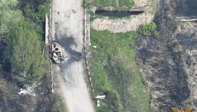 Ukrainische Fallschirmjäger zerschmettern russische gepanzerte Kampffahrzeuge