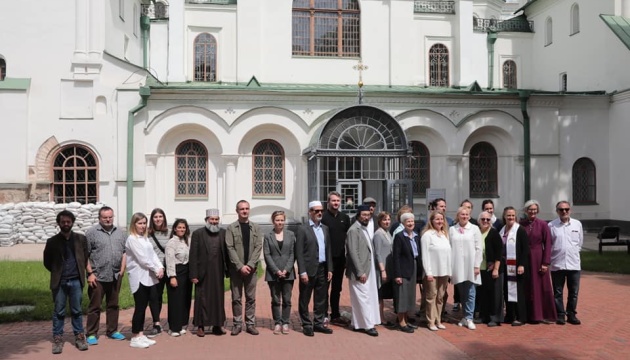 Делегація з Європи та США провела молитву на підтримку України перед храмом Софії Київської