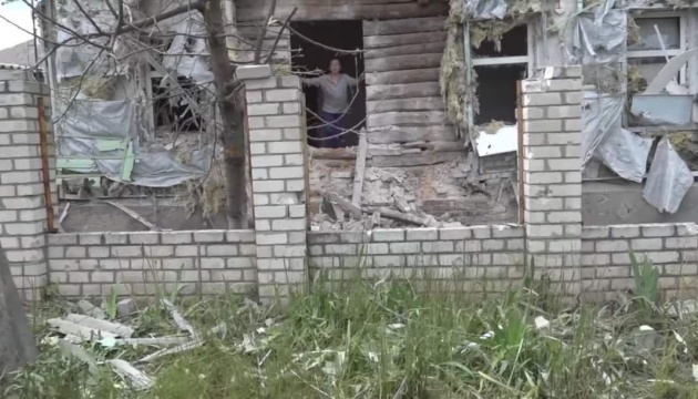 ウクライナ東部ルハンシク州、ロシア軍砲撃により民間住宅の被害続く