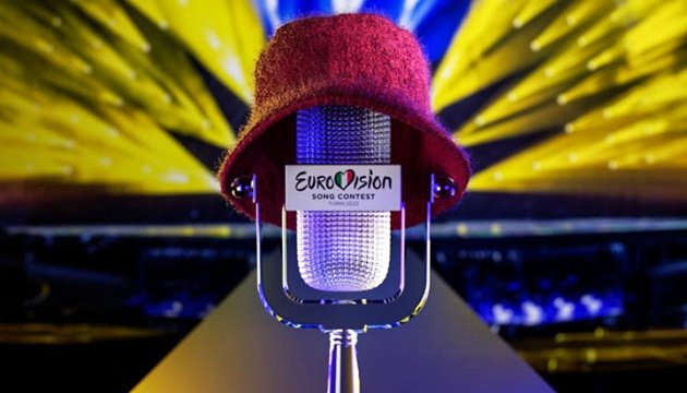 Kalush Orchestra pone a la venta el gorro rosa del líder de la banda y el trofeo de Eurovisión 2022