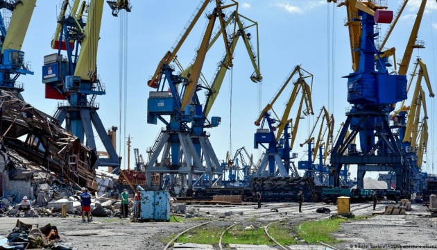 У Маріуполі загарбники вантажать крадений метал на російське судно