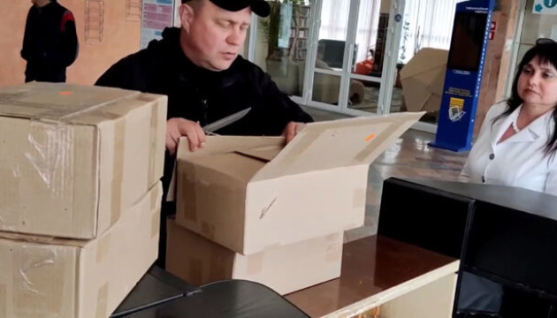 До бібліотеки в Херсоні привезли книжки «від путіна» - ЗМІ 