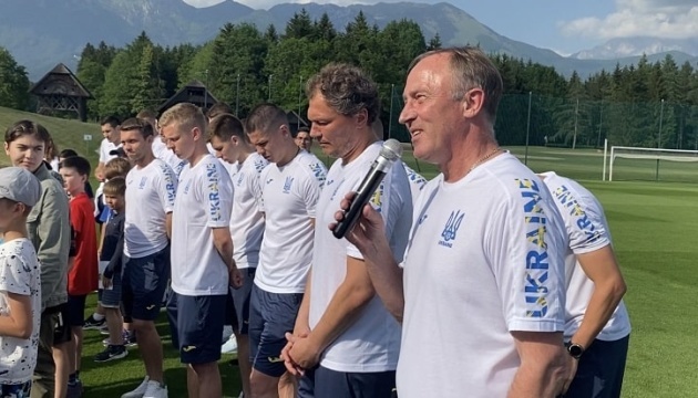 Дети-переселенцы посетили лагерь сборной Украины по футболу в Словении