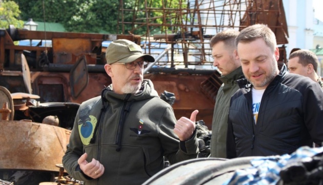 Резніков на виставці знищеної техніки рф: «другу армію світу» можна й треба перемагати Резніков на виставці знищеної техніки рф: «другу армію світу» можна й треба перемагати