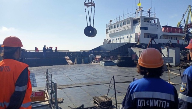 In Mariupol laden Russen Walzgut vom Hafen