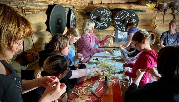 В Ривне проводят мастер-классы по народным ремеслам для переселенцев и местных жителей