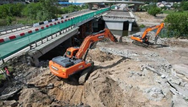 На Житомирській трасі поблизу Києва відкрили проїзд для вантажівок 