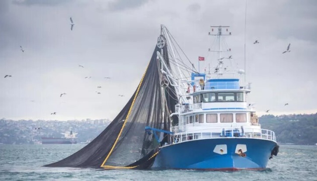 Військові рф у Чорному морі затримали два турецькі рибальські човни