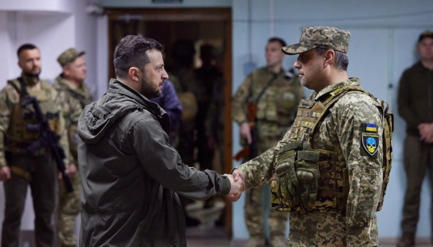 Volodymyr Zelensky s’est rendu dans la région de Kharkiv pour rencontrer les troupes ukrainiennes