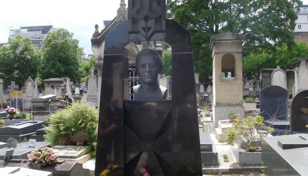 Українські дипломати вшанували пам’ять Симона Петлюри на цвинтарі Монпарнас у Парижі