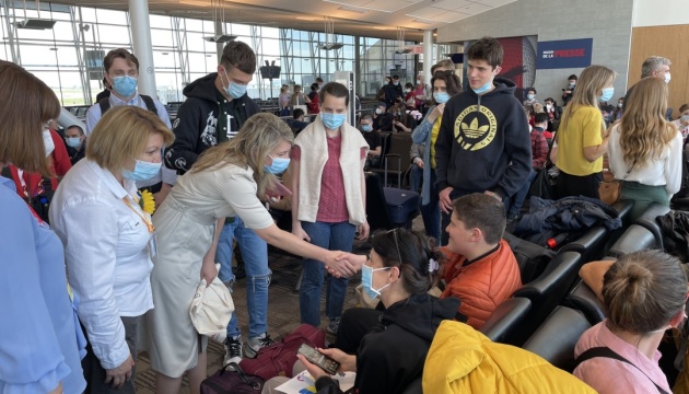 Another charter flight carrying Ukrainian refugees arrives in Canada