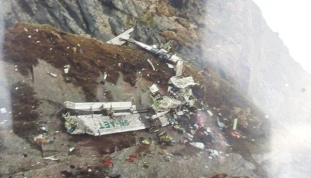 Рятувальники знайшли 14 тіл серед уламків літака, який розбився у Непалі 