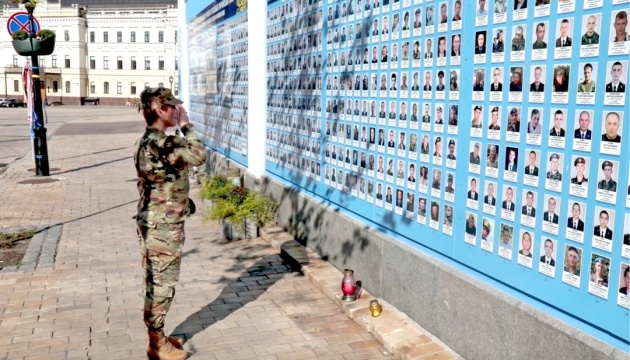 Посольство США у День пам’яті вшанувало загиблих українських героїв