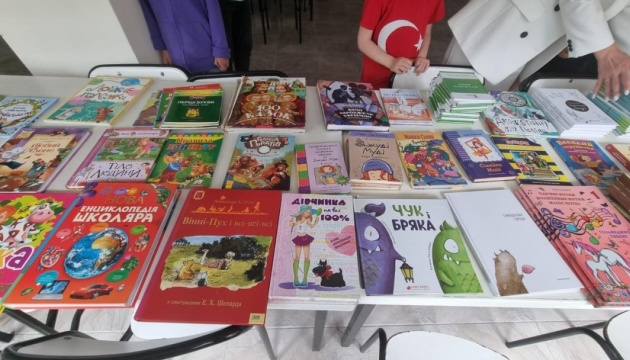 Школа в Анкарі для дітей з України отримала українські книжки