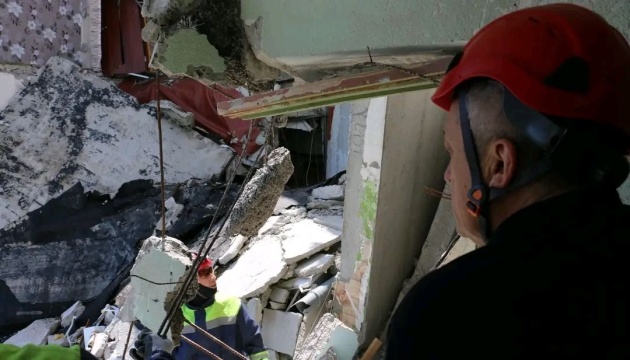 In Charkiw aus Trümmern eines Hochhauses Leichname von vier Opfern herausgeholt