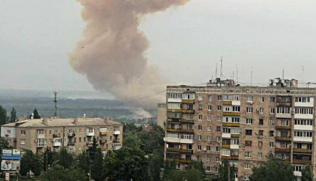 Rusos impactan en un tanque con ácido nítrico en una planta química en Severodonetsk