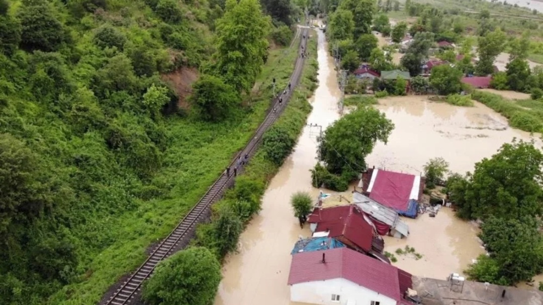 Підтоплені будинки, вулиці та обвал мостів: північ Туреччини тоне у зливах